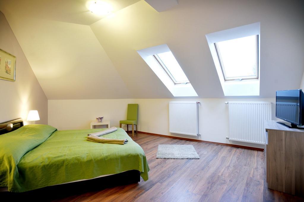 Corner Apartman Eger Habitación foto