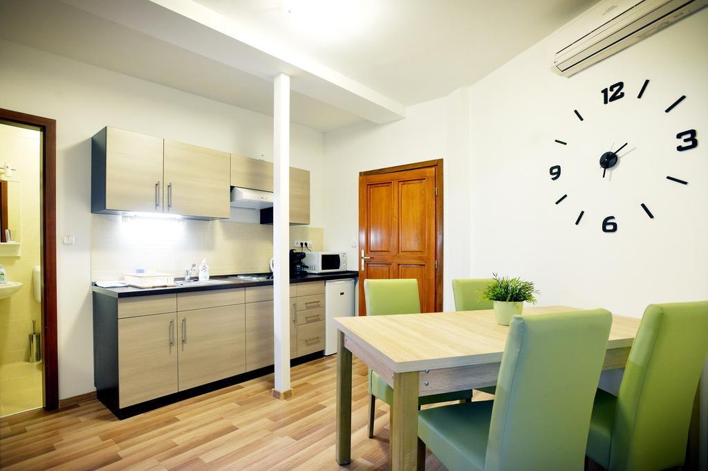Corner Apartman Eger Habitación foto
